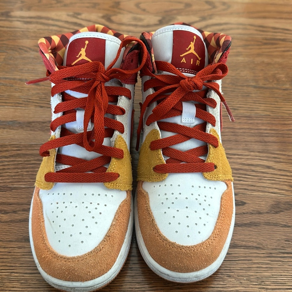Air Jordan 1 Mid SE.      Big Kids Size 4